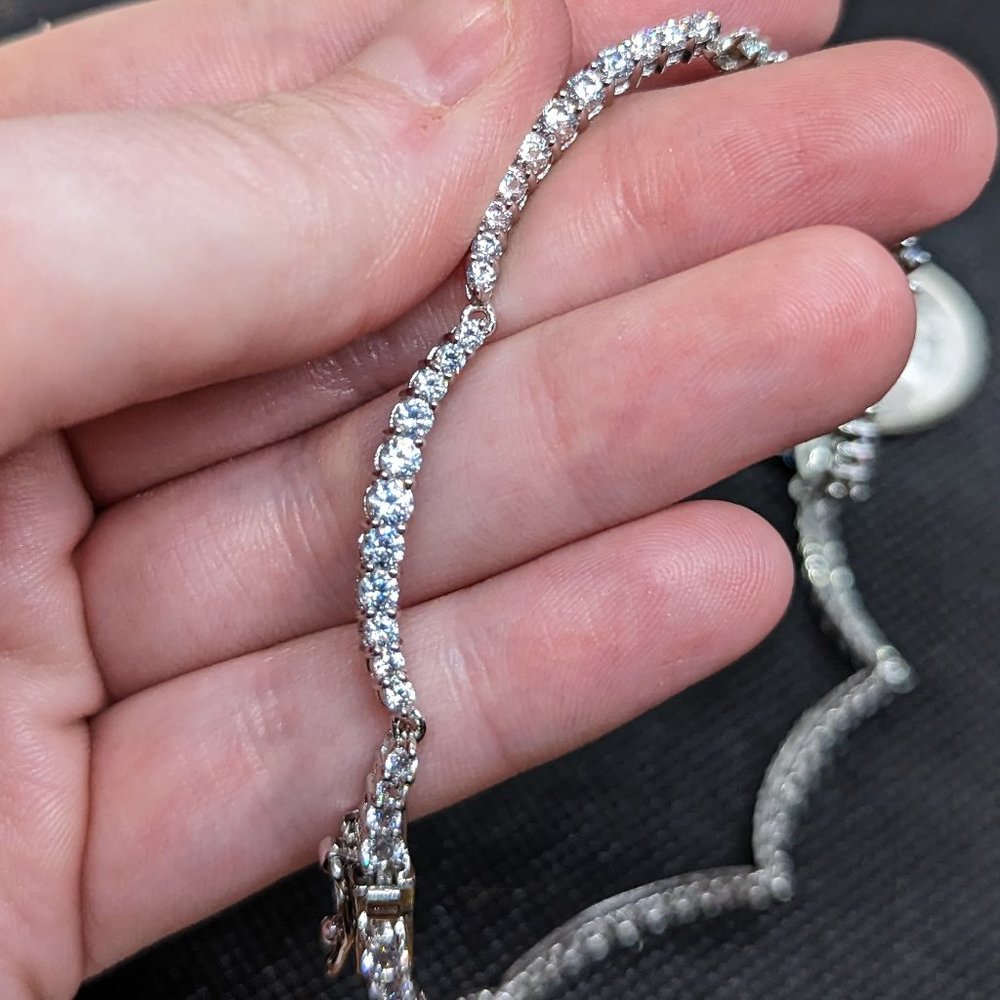 Gorgeous synthetic diamond/cz necklace - unique and fun shape!
